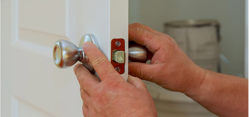 AAA Locksmiths For lock Replacement in Glenview, Illinois